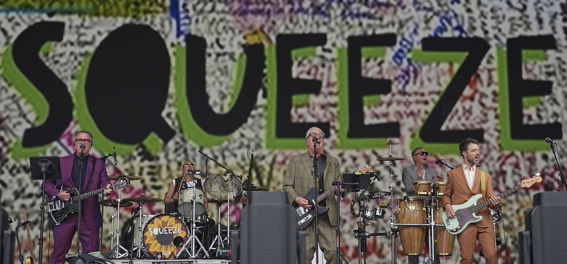 Squeeze actúa en el Pyramid Stage, en el Festival de Glastonbury en Worthy Farm en Somerset, Inglaterra, el viernes 28 de junio de 2024. (Yui Mok/PA vía AP)