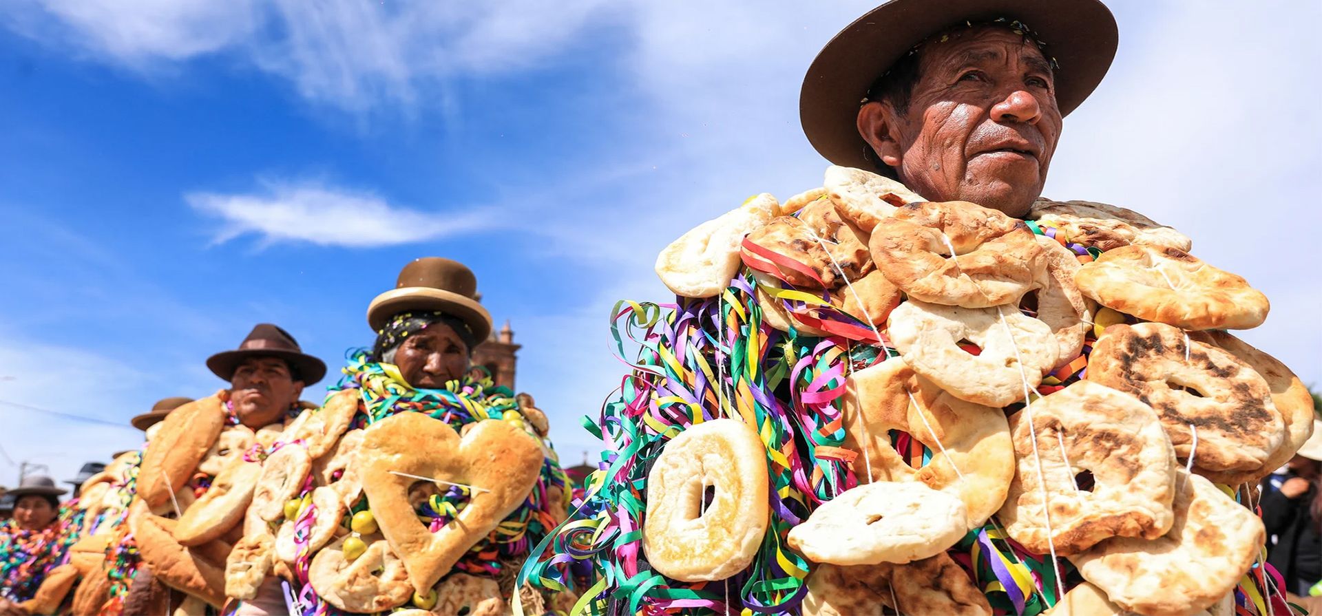 Pueblo indígena aymara en el festival Roscasiri, un evento tradicional aymara en el que las personas se adornan con pan y frutas para representar la abundancia para el nuevo año, Chucuito, Perú. Fotografía: Connie France Calderon Martel/AFP/Getty Images Pueblo indígena aymara en el festival Roscasiri, un evento tradicional aymara en el que las personas se adornan con pan y frutas para representar la abundancia para el nuevo año, Chucuito, Perú. Fotografía: Connie France Calderon Martel/AFP/Getty Images