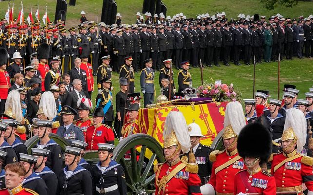La familia real saluda el féretro de la reina durante su recorrido por el llamado 