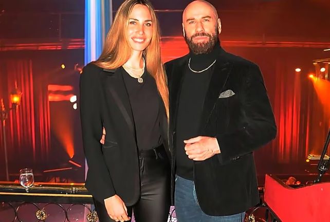 John Travolta visitó una tanguería en Buenos Aires junto a su familia y causó furor entre sus seguidores. Antes pasó por la Patagonia y visitó Bariloche