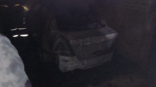 Un incendio consumió un auto estacionado en una cochera en Paraná.