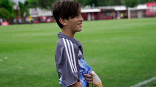 Thiago Messi disfrutando de unos palitos salados en su paso por Rosario