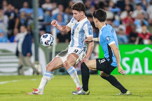 Julián Álvarez fue la figura de Argentina ante Uruguay.