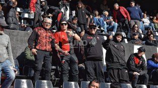 Todo el color de los hinchas de Colón para el partido crucial ante Morón