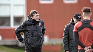 Julio Falcioni dirigió este martes su primer entrenamiento como DT de Independiente, en su tercer ciclo.