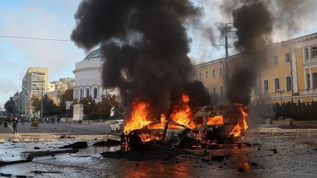 Cinco personas murieron y 12 resultaron heridas en una ola de bombardeos de Rusia sobre Kiev