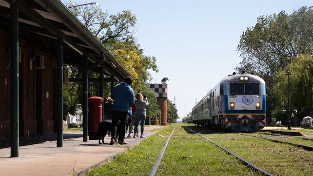 Varios vecinos de Roldán se acercaron a la estación para ver pasar el tren en su retorno hacia Rosario.