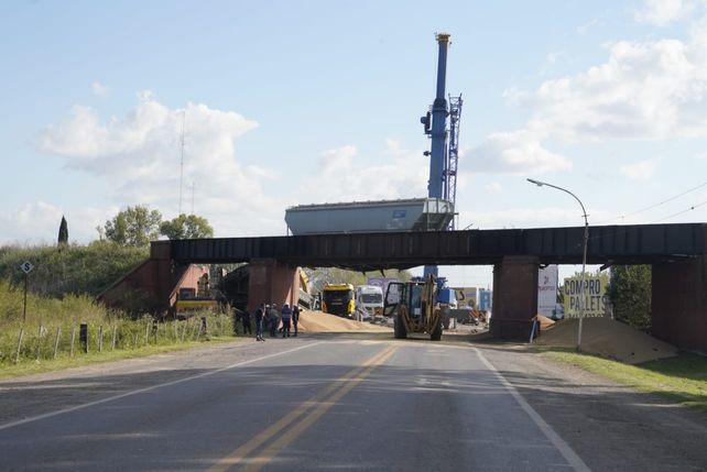 Intenso trabajo para desplazar vagones y reponer la circulación de la ruta 33
