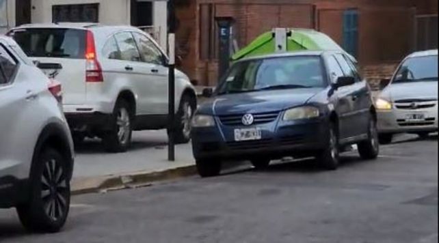 Así circulaba la camioneta Honda en plena vereda. 