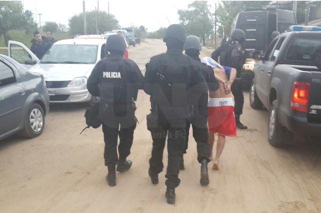 Detenidos y armas secuestradas en allanamientos en Alto Verde