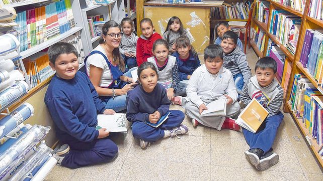 La profesora Nandí del Sol comparte un grupo de 2º grado de la Escuela 632 de Rosario un momento de lectura.&nbsp;