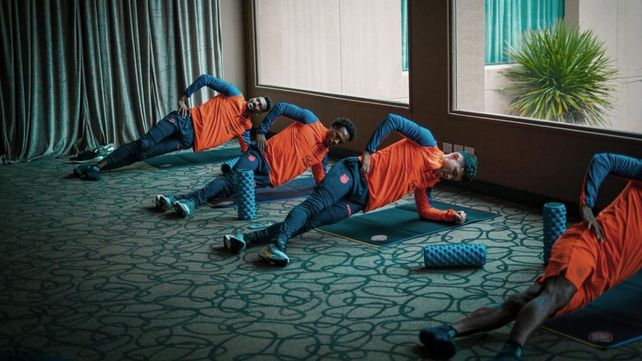 Los jugadores ecuatorianos se preparan para el debut ante la selección campeona del mundo.