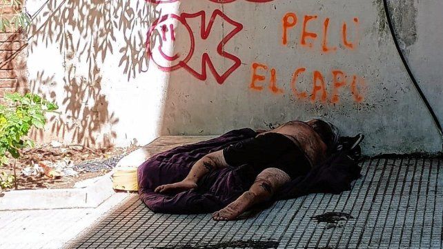 Drama social: una decena de personas en situación de calle vive en la plazoleta frente al Teatro Municipal