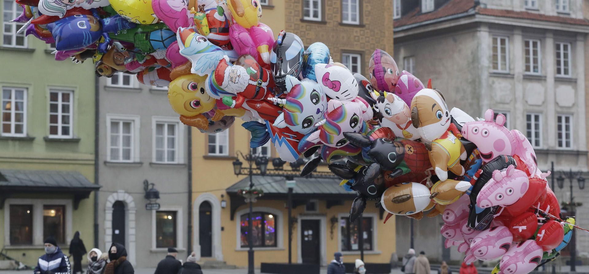 Un vendedor de globos espera a los clientes en la normalmente concurrida Plaza del Castillo de Varsovia, que ahora la visitan pocas personas debido a las restricciones por el COVID-19. Polonia se ha convertido en la última nación europea en llegar al sombrío hito de 100.000 muertes relacionadas con el coronavirus. Casi una cuarta parte de esas muertes, ocurrieron en la ola de infección más reciente que comenzó en octubre, un período en el que las vacunas han estado ampliamente disponibles en la nación de la Unión Europea.