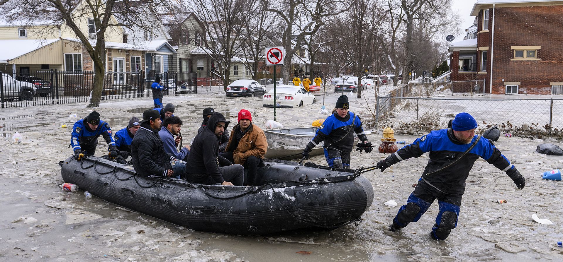 Miembros del Equipo de Buceo del Sureste de Michigan ponen a salvo a varias personas luego de que la ruptura de una tubería principal de agua provocó inundaciones masivas, el lunes 17 de febrero de 2025, en Detroit. (Andy Morrison/Detroit News vía AP Miembros del Equipo de Buceo del Sureste de Michigan ponen a salvo a varias personas luego de que la ruptura de una tubería principal de agua provocó inundaciones masivas, el lunes 17 de febrero de 2025, en Detroit. (Andy Morrison/Detroit News vía AP