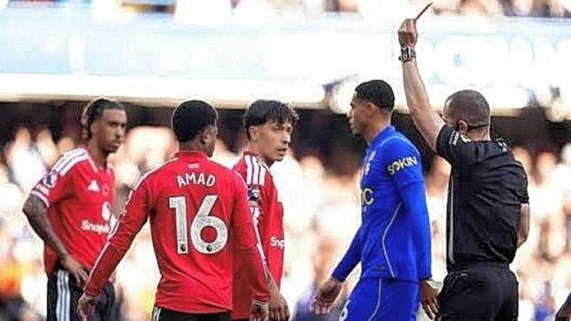 Lisandro Martínez cometió un penal y se fue expulsado.