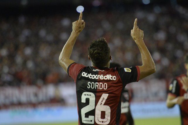 La dedicatoria. Sordo recordó a toda su familia en el gol ante Patronato. Los suyos estaban en las tribunas del  Coloso.