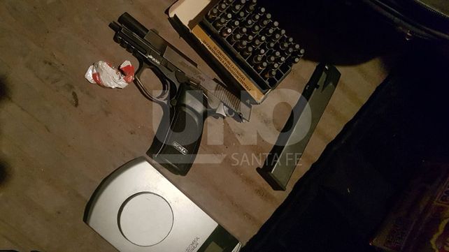 Los atraparon con un arma, balas de guerra y un jardincito de plantas de marihuana