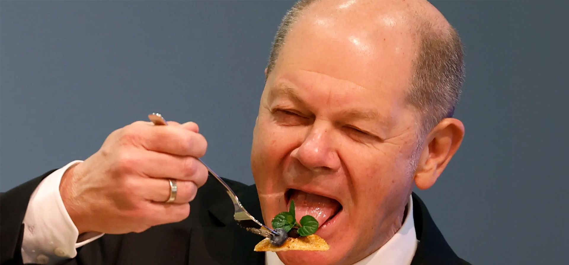 El canciller Olaf Scholz prueba un panqueque hecho por él mismo mientras recorre la Feria Internacional de Agricultura durante la "semana verde", Berlín, Alemania. Fotografía: Odd Andersen/AFP/Getty Images El canciller Olaf Scholz prueba un panqueque hecho por él mismo mientras recorre la Feria Internacional de Agricultura durante la "semana verde", Berlín, Alemania. Fotografía: Odd Andersen/AFP/Getty Images