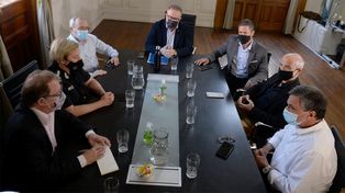 El presidente de Newells (primero a la derecha) durante la reunión con dirigentes de Central y el ministro de Seguridad provincial, Jorge Lagna.