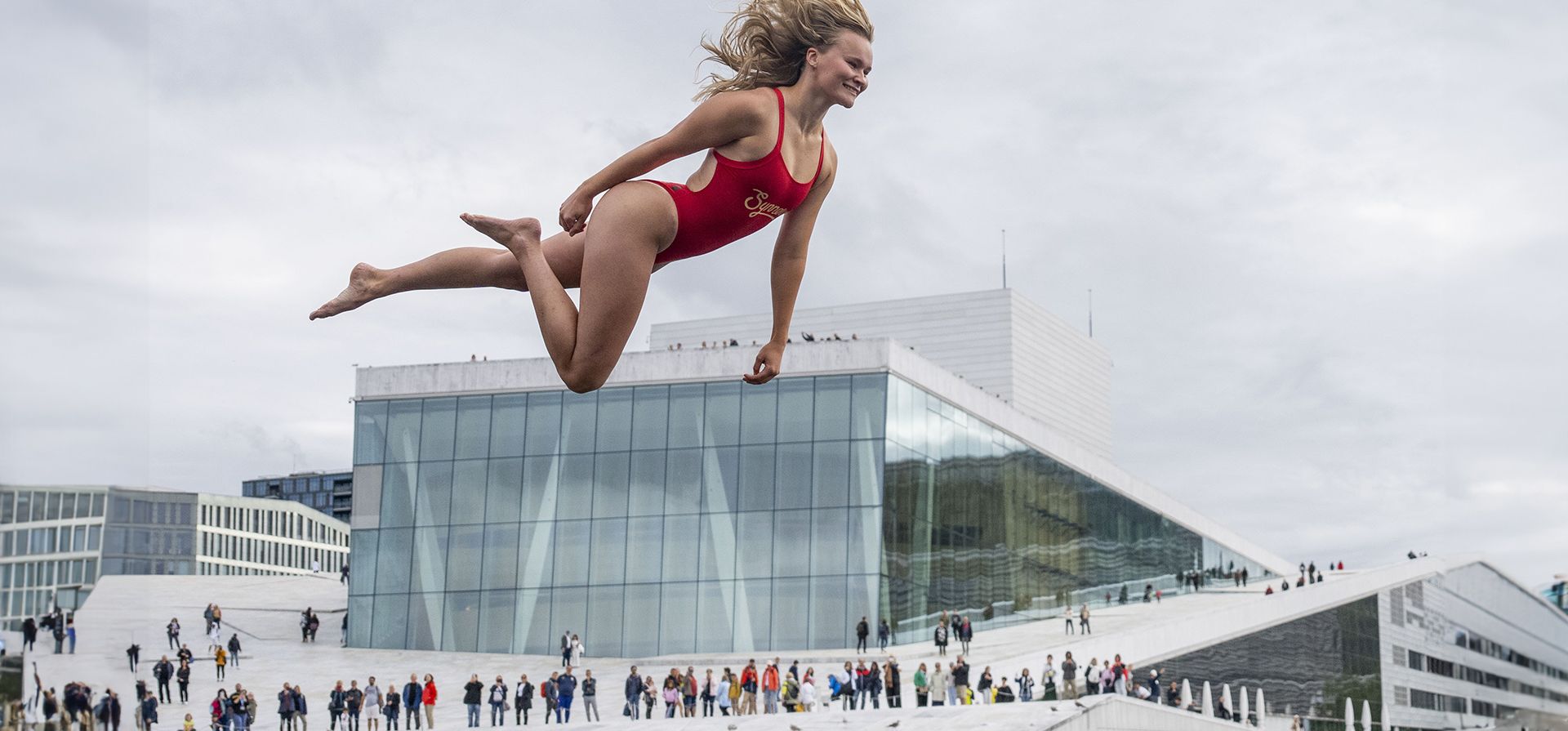 La atleta noruega Asbjorg Nesje entrena frente a la Ópera un día antes del Campeonato Mundial de Buceo Mortal (Dods) 2023 en Oslo, Noruega, el viernes 25 de agosto de 2023. (Javad Parsa/NTB Scanpix vía AP) La atleta noruega Asbjorg Nesje entrena frente a la Ópera un día antes del Campeonato Mundial de Buceo Mortal (Dods) 2023 en Oslo, Noruega, el viernes 25 de agosto de 2023. (Javad Parsa/NTB Scanpix vía AP)