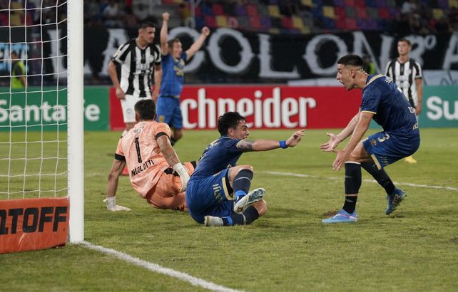 La única alegría con Holan como DT. Fue en el triunfo contra Central Córdoba, con gol de Martínez Dupuy.