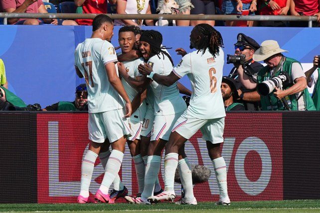 Los jugadores de Francia celebran tras el golazo de Mbappé. El Mundial tiene su primer semifinalista.
