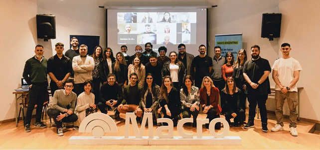 Emprendedores seleccionados para cursar la décima edición del Naves Federal 2024, junto a autoridades del Macro y el IAE Business School.