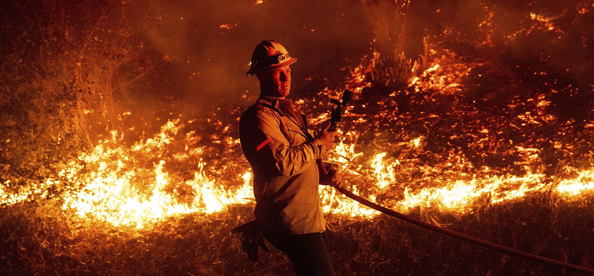 Un bombero se prepara para combatir las llamas del Incendio Mountain, el miércoles 6 de noviembre de 2024, en Santa Paula, California. (AP Foto/Noah Berger Un bombero se prepara para combatir las llamas del Incendio Mountain, el miércoles 6 de noviembre de 2024, en Santa Paula, California. (AP Foto/Noah Berger