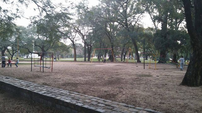 Vecinos del Parque Garay piden mantenimiento y más juegos para el arenero