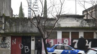 Esta mañana un patrullero con dos efectivos se apostó en la vereda de enfrente al edificio que fue baleado ayer.&nbsp;