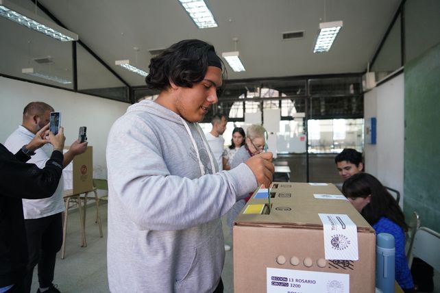 Los santafesinos se preparan para el segundo turno en las urnas. Votarán 19 intendentes