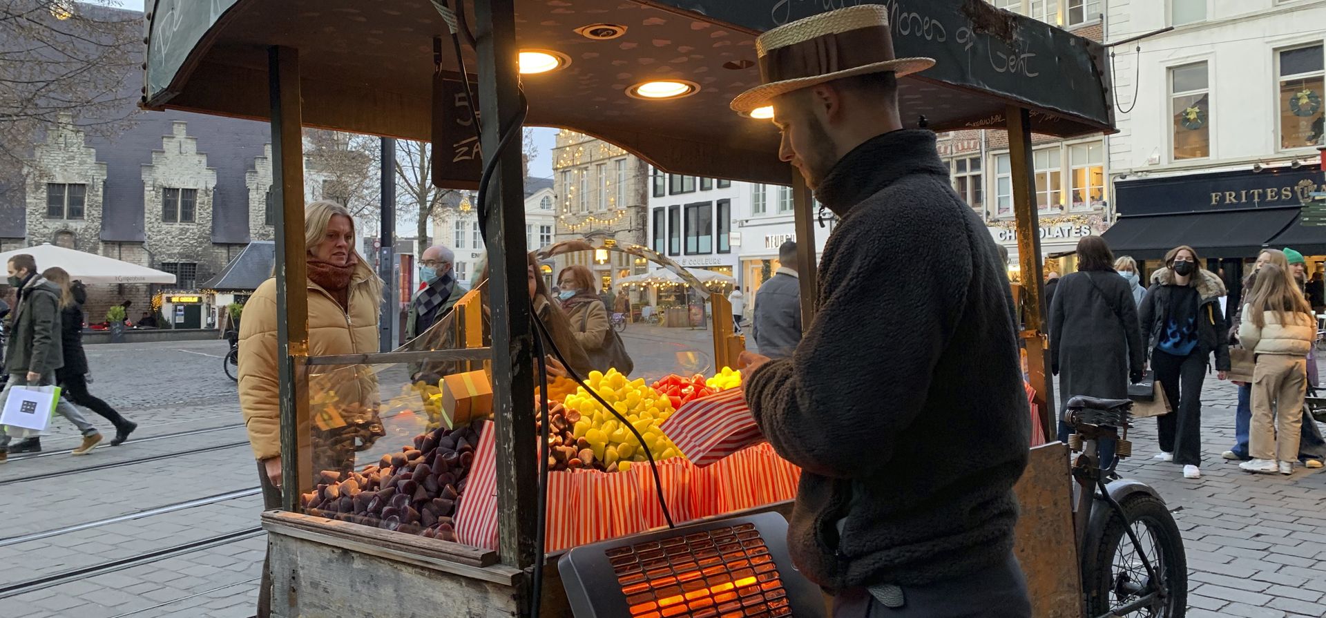 Un vendedor ambulante vende dulces en una calle comercial en Gante, Bélgica.