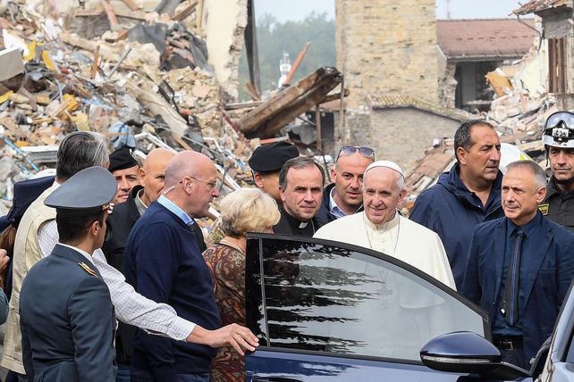 El Papa Francisco llegó de sorpresa a Amatrice y hubo un sismo