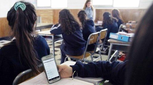 Cada vez más escuelas secundarias limitan el uso del celular en las clases