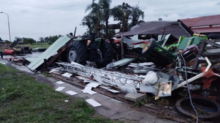 Se estima que los vientos fueron superiores a los 120 km por hora, y que el paso del tornado dejó daños muy severos.