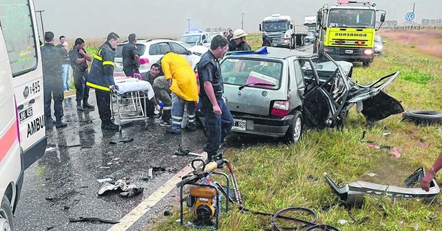 desastre. El Fiat Uno en el que iban las víctimas fatales chocó de frente en la ruta 33