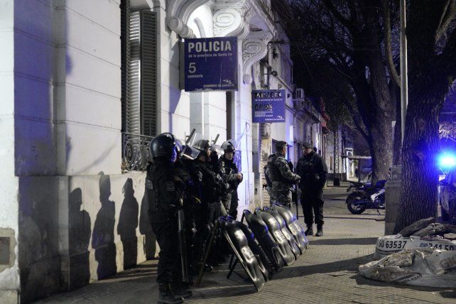 Cuarenta mujeres alojadas en la comisaría 5ª comenzaron una protesta por sus condiciones de detención