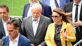 El presidente Lula Da Silva despide los restos de Pelé en la cancha de Santos