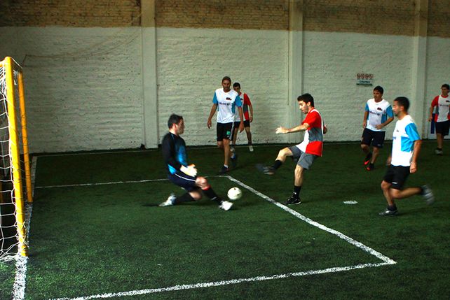 STC2000: pilotos jugaron un picadito con periodistas y exfutbolistas