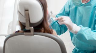 Odontólogos denuncian a falsos profesionales que ofrecen servicios en redes sociales