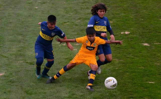 Lucas Vega, de 13 años, jugaba al fútbol en las divisiones infantiles de Rosario Central. Fue asesinado a balazos este lunes en barrio Emaús. 
