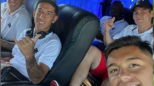 Franco Díaz, con gorra, en el micro de Newells, sentado detrás de Lisandro Montenegro. Esteban Fernández, en primer plano.
