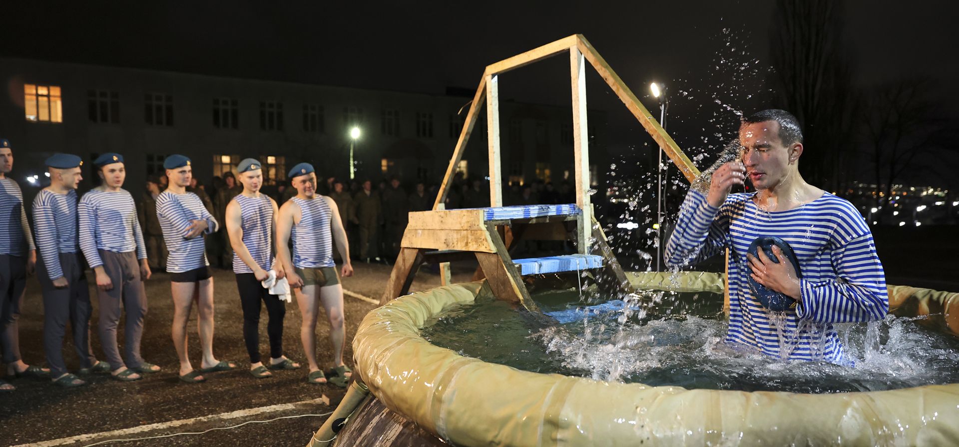 Un paracaidista ruso se baña en agua fría durante una Epifanía tradicional cerca de Novorossiysk, región de Krasnodar, Rusia, el martes 18 de enero de 2022. La Epifanía celebra la revelación de Jesucristo como la encarnación de Dios a través de su bautismo en el río Jordán.
