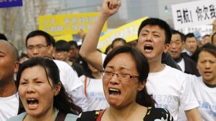 Familiares de víctimas del vuelo protestan en Pekín y China pide informes a Malasia
