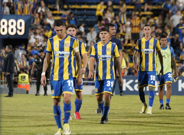 Los jugadores de Central se retiran del campo de juego con bronca por la injusta derrota que sufrieron ante Talleres. 