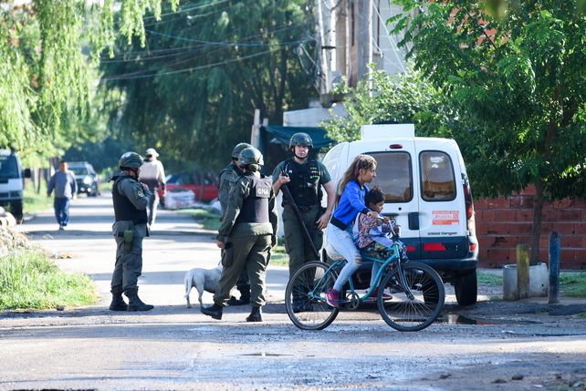 Unos 150 gendarmes se turnan para patrullar las 24 horas las calles del barrio