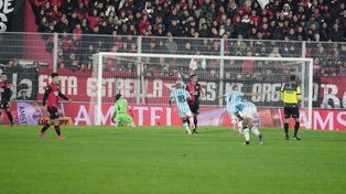 Hoyos lo lamenta, Racing festeja. Es el gol de la victoria sobre Newells.