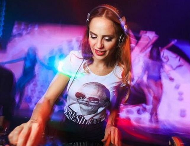 Se quedó sin trabajo por ser demasiado sexy