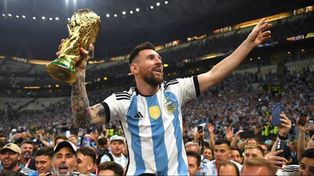 La imagen que todos querían ver, la de Lionel Messi levantando el trofeo mundial.